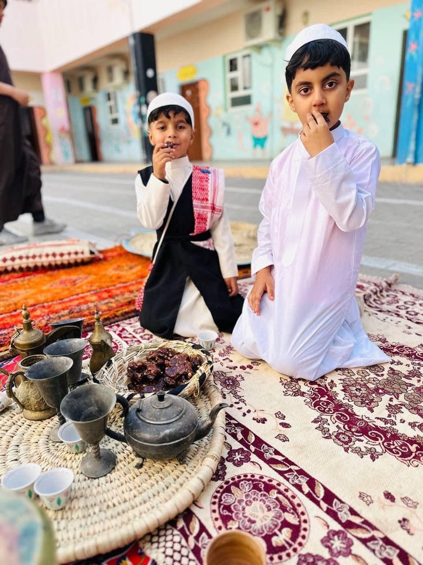 المشخاب تحيي طقوس “الماجينا” نهاراً.. الأطفال تبادلوا الحلوى بملابس براقة (صور)