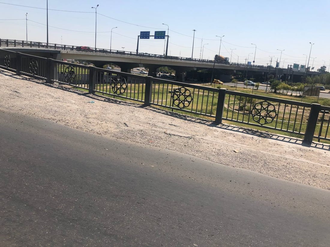 صور: “جسر بغداد” قد يشلّ الخط السريع.. لا تبليط ولا أسيجة منذ سنوات!