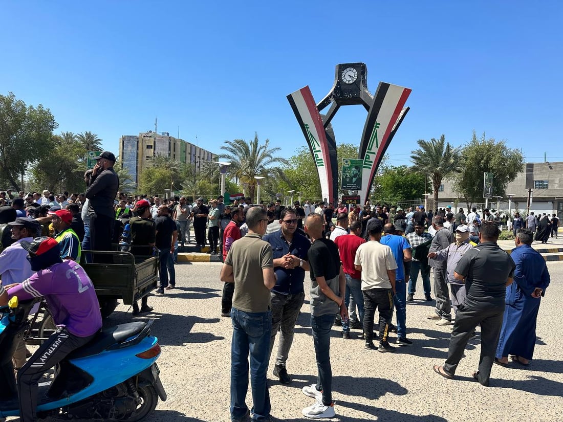 صور من فلكة الساعة في الديوانية.. تظاهرة حاشدة تطالب بتعديل سلم الرواتب