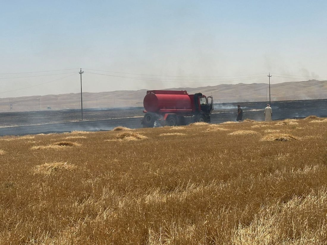 فيديو: محاولات إخراج سيارة “غرزت” في أرض زراعية تنتهي باشتعالها في الدبس
