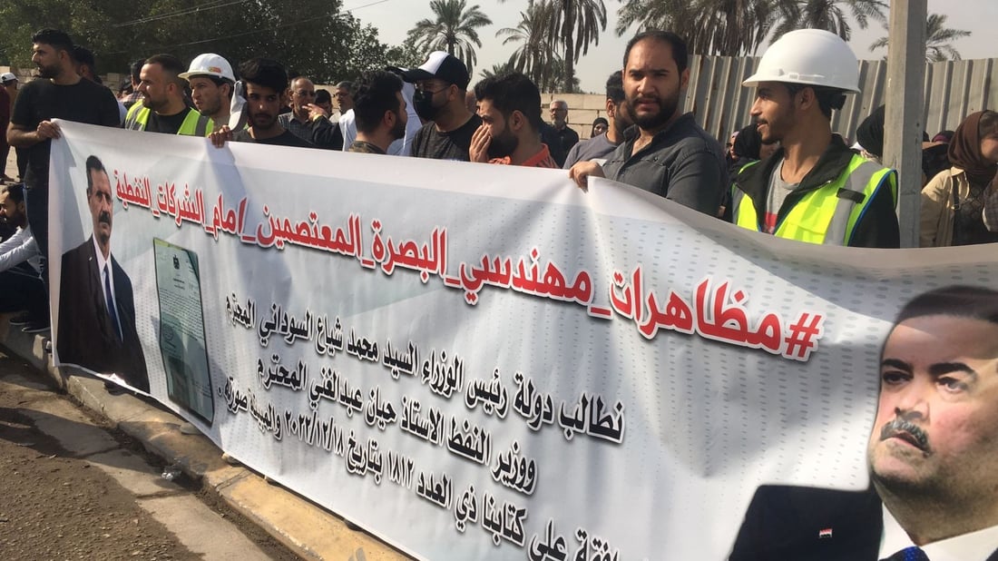 مهندسو البصرة ينتظرون السوداني أمام “الملينيوم”: تفضل وقّع أمر توظيفنا (فيديو)