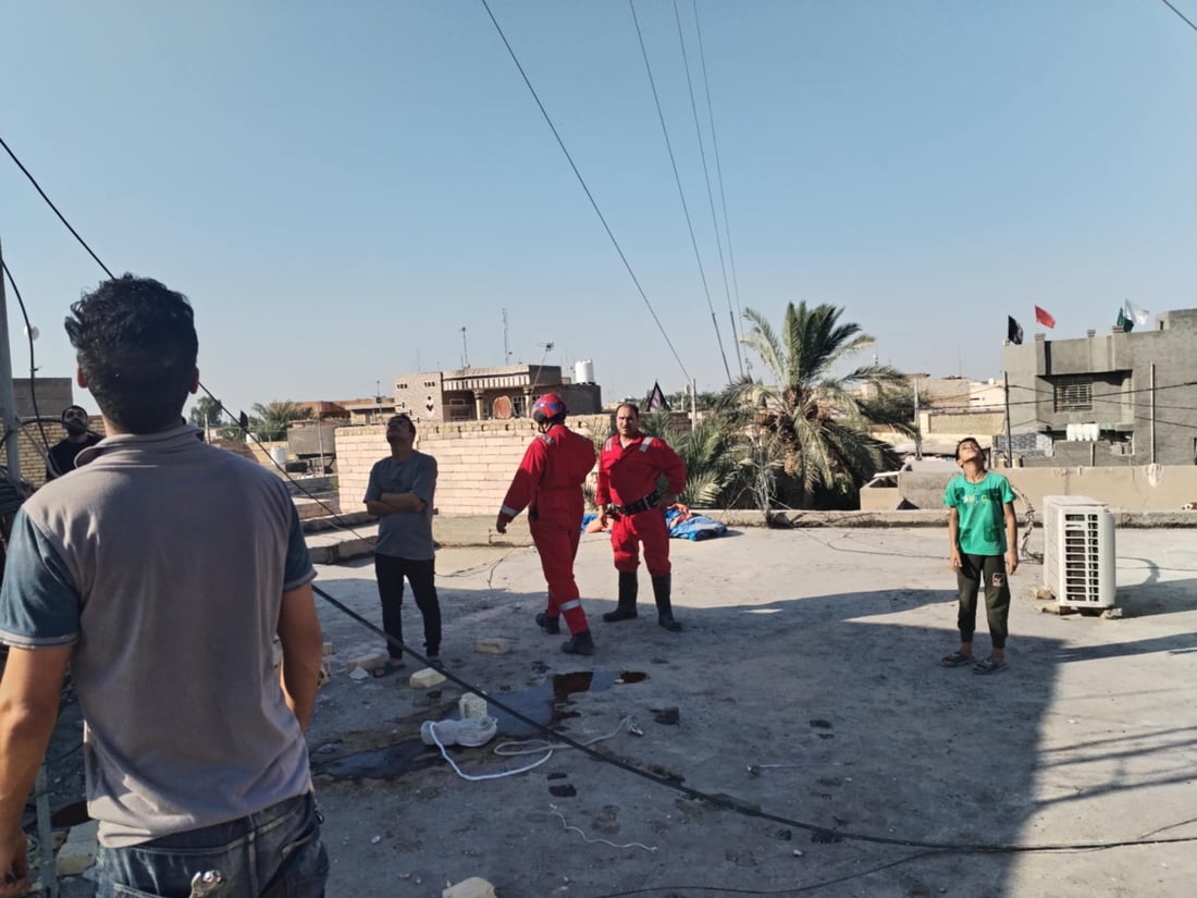 صور تحبس الأنفاس.. عامل انترنت يفقد وعيه فوق برج بارتفاع 65 متراً