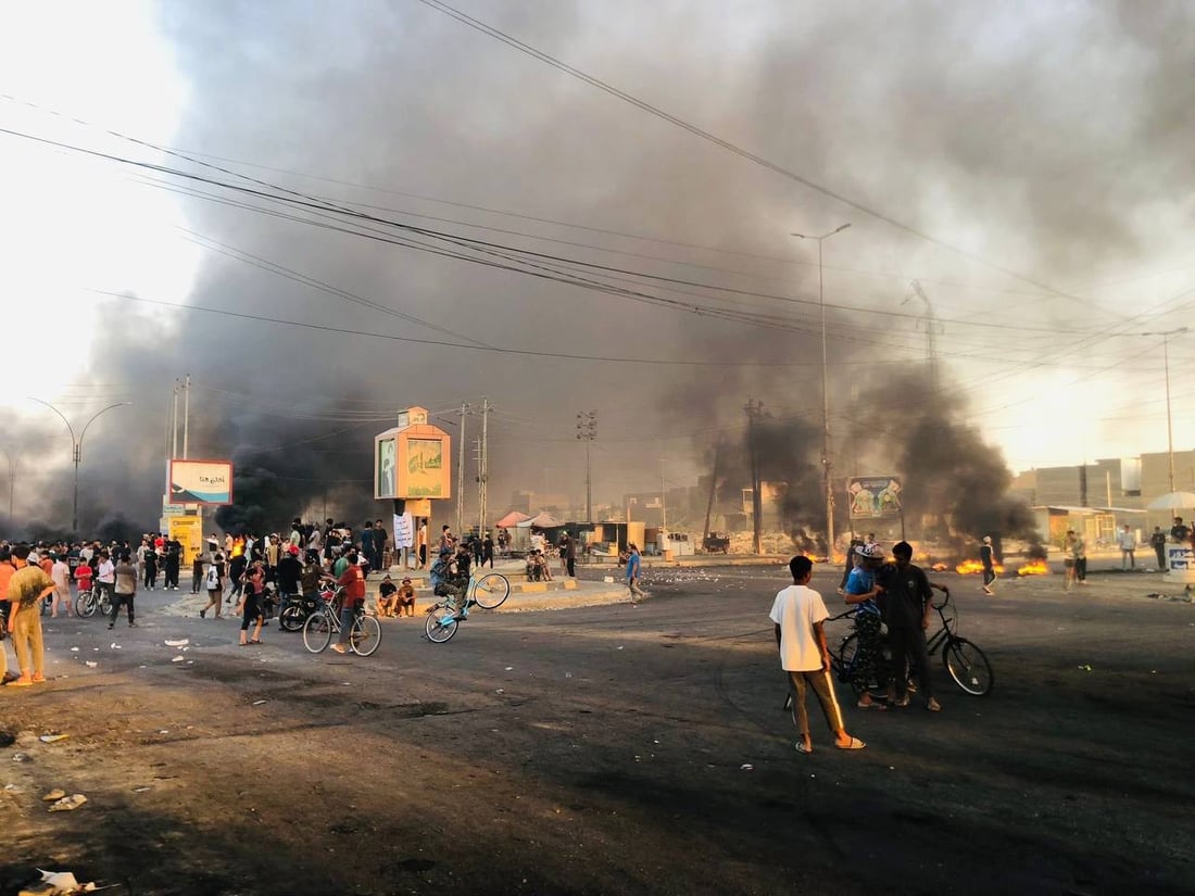 صور: غلق شوارع الديوانية بالإطارات المحترقة احتجاجاً على تردي الكهرباء