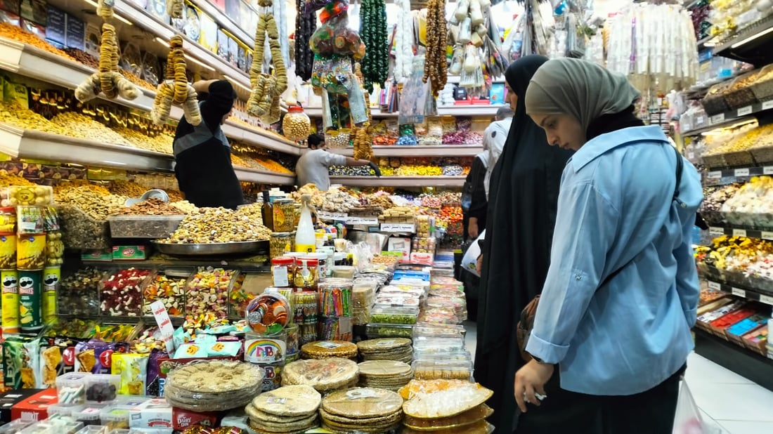 صور: أسواق بغداد الجديدة تستعد لإحياء “ليلة زكريا”.. على أمل الرزق والذريّة