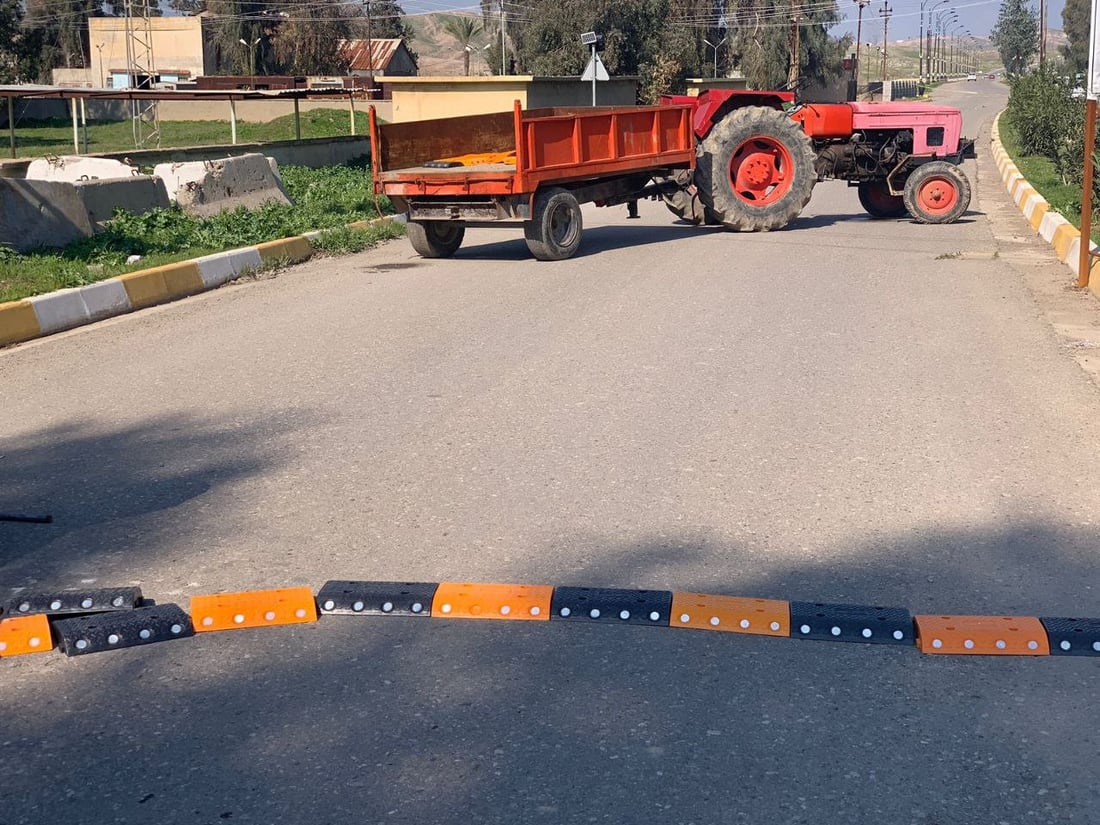 لا تسرع أمام محطة كهرباء الدبس.. الدائرة نصبت المطبات والبلدية تعاونت (صور)