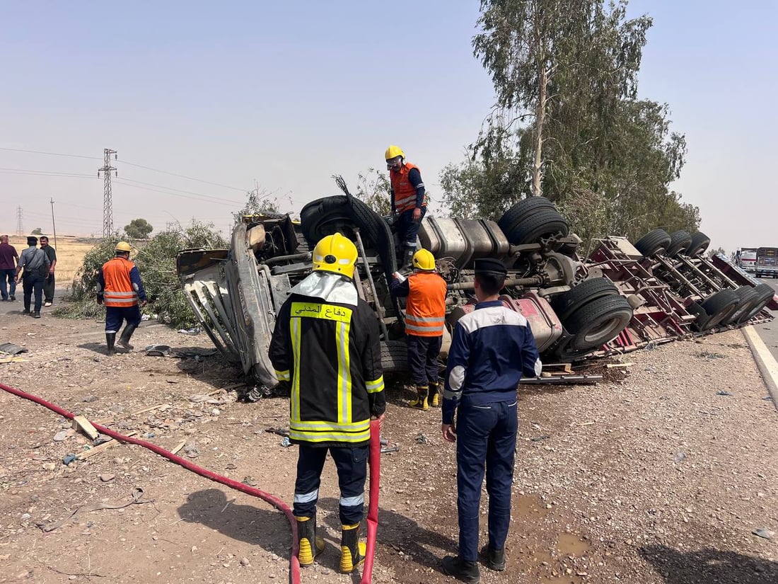 صور من كركوك.. انفجار إطار يتسبب بانقلاب شاحنة على طريق داقوق
