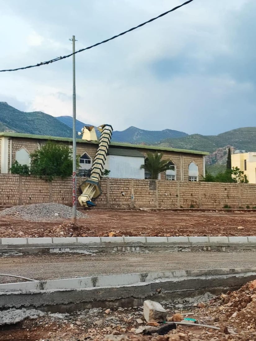 رەشەبا منارەی مزگەوتێکی خست