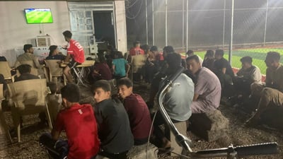 صور مباشرة: أبو غريب تتابع مباراة مدريد ومانشستر سيتي في ملعب العناز