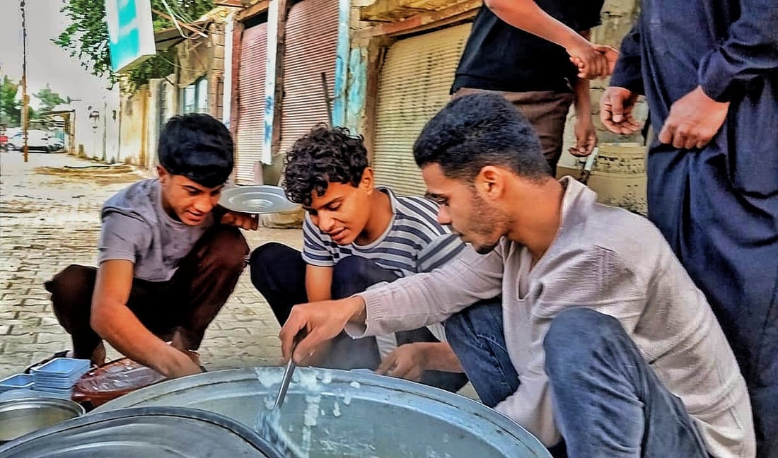 صور: غماس قرأت زيارة الحسين ووزعت “البحت” بعد صلاة العيد