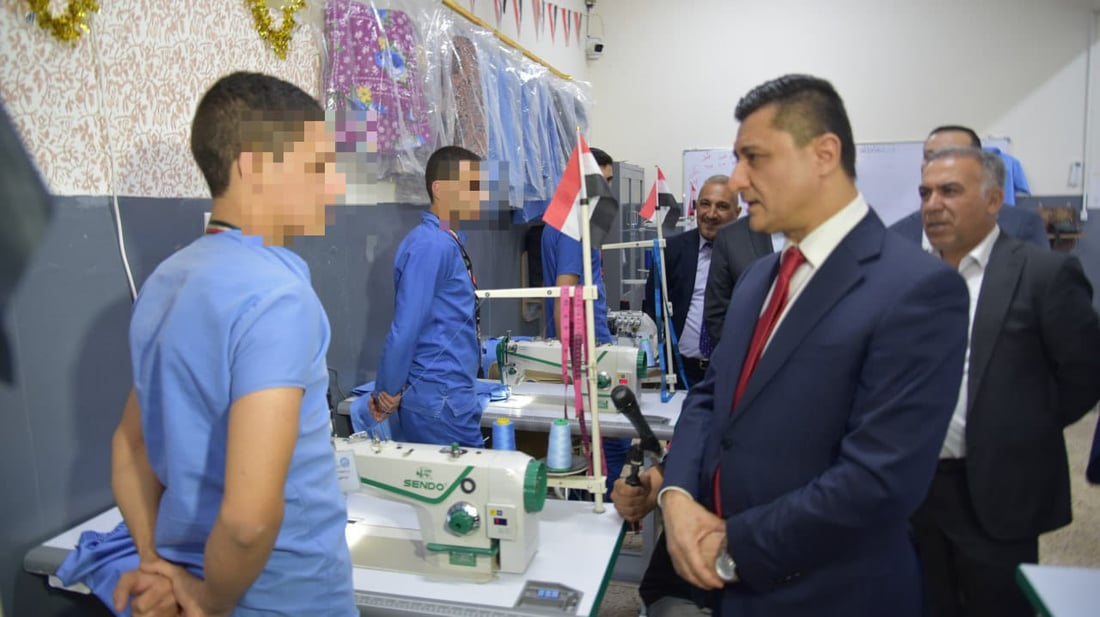 لقطات من سجن الأحداث بنينوى: ورش خياطة وصفوف للدراسة وسجناء على كرسي الحلاقة