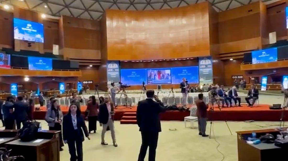 مشاهد من داخل قاعة المفاوضات الإيرانية الأميركية في إسلام آباد