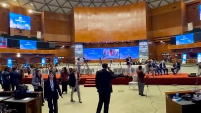 مشاهد من داخل قاعة المفاوضات الإيرانية الأميركية في إسلام آباد