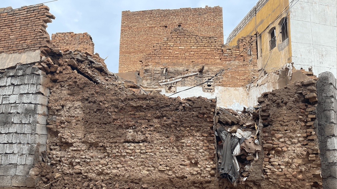 باران دیواری چەند گەڕەکێکی کۆنی هەولێری رووخاندوە