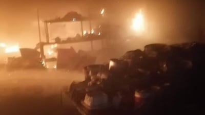 فيديو من الحريق الكبير في سوق الجهاد وسط الكوت.. انهار السقف وتضررت المحال