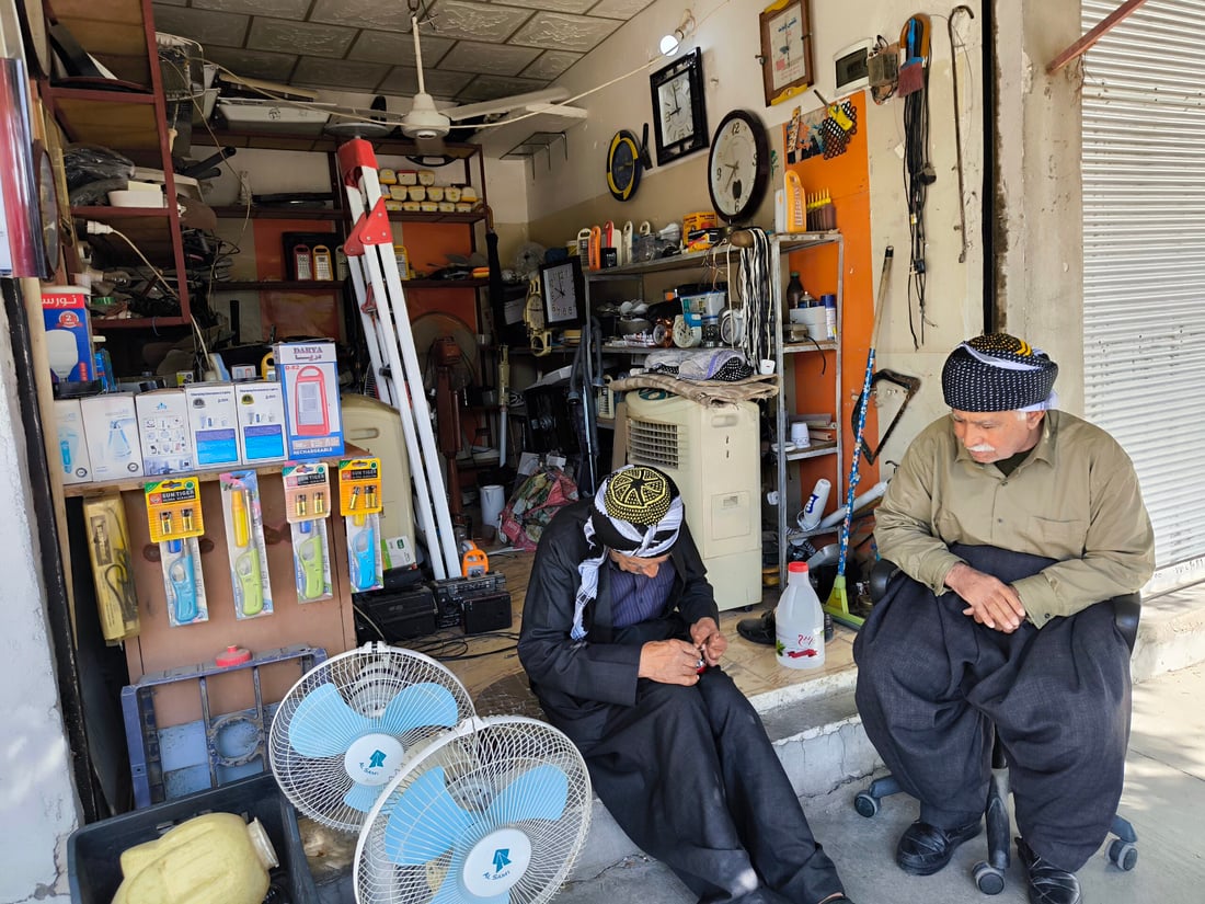 خوێندەواریی نییە و فێری چاککردنەوەی ئامێرە کارەباییەکان بووە 