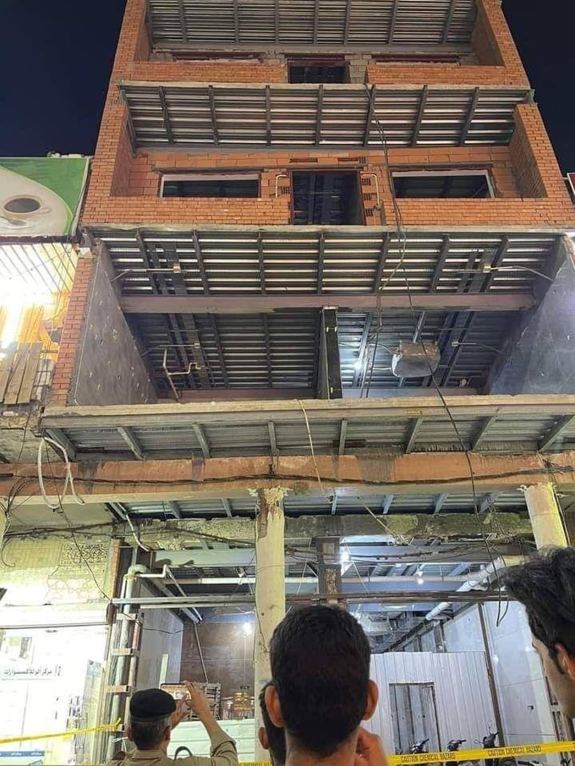 صور: الدفاع المدني يبعد الناس عن بناية مهددة بالسقوط في شارع العباس وسط كربلاء