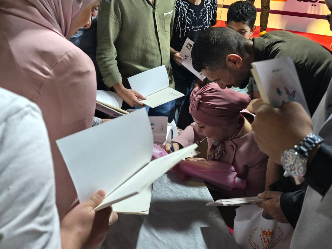 صور: أهل الموصل احتشدوا حول ليلى المولى خلال توقيع كتاب “فلسفة حرة”
