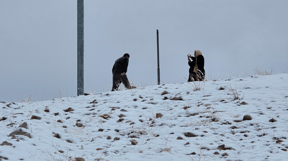 بەفر ئەزمەڕی داپۆشیوە و ئۆتۆمبێلەكانیش سەركێشی دەكەن