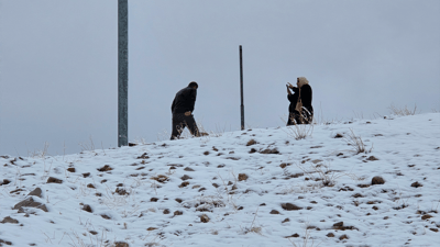 بەفر ئەزمەڕی داپۆشیوە و ئۆتۆمبێلەكانیش سەركێشی دەكەن