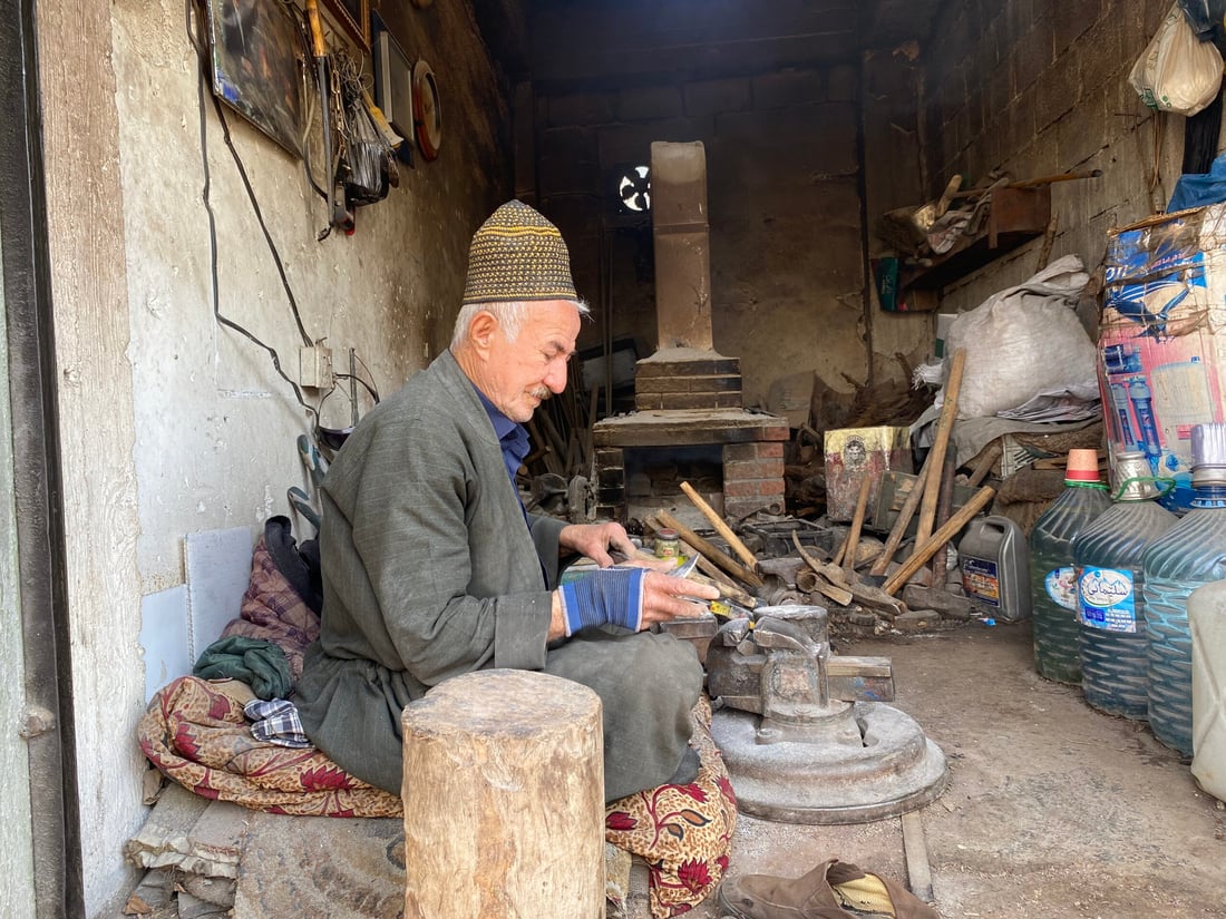 تەمەنێک لەگەڵ بڵێسەی ئاگر و دەنگی چەکۆش