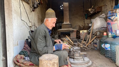 تەمەنێک لەگەڵ بڵێسەی ئاگر و دەنگی چەکۆش