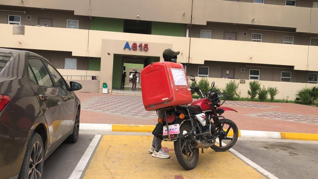 الدليفري لا ينام في بسماية.. 500 “طلبية” في اليوم والحراس حفظوا كل الوجوه (صور)