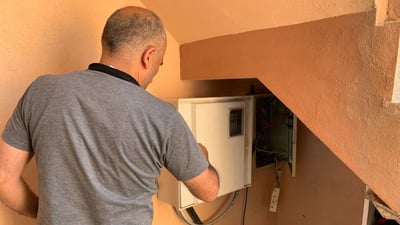 صور: حي القادسية البغدادي يودع أعمدة الكهرباء إلى الأبد.. التيار مستمر