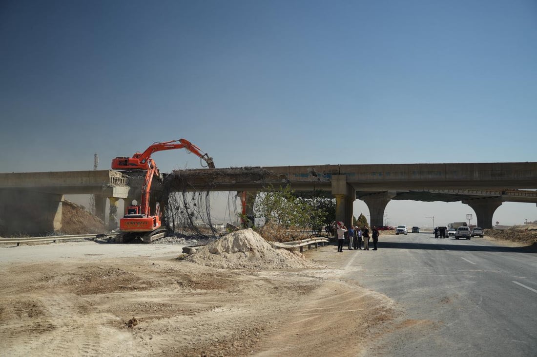 پردە کۆنەکەی تاسڵوجە لە سلێمانی رووخێنرا؛ پردێکی تازە دروست دەکرێت