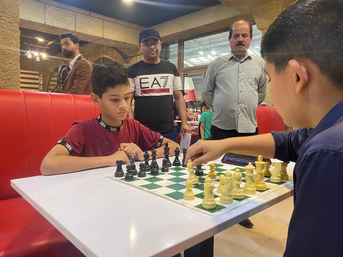 صور: البنات والأولاد في ذي قار يلعبون الشطرنج للتأهل الى بطولة العراق من 4 فئات