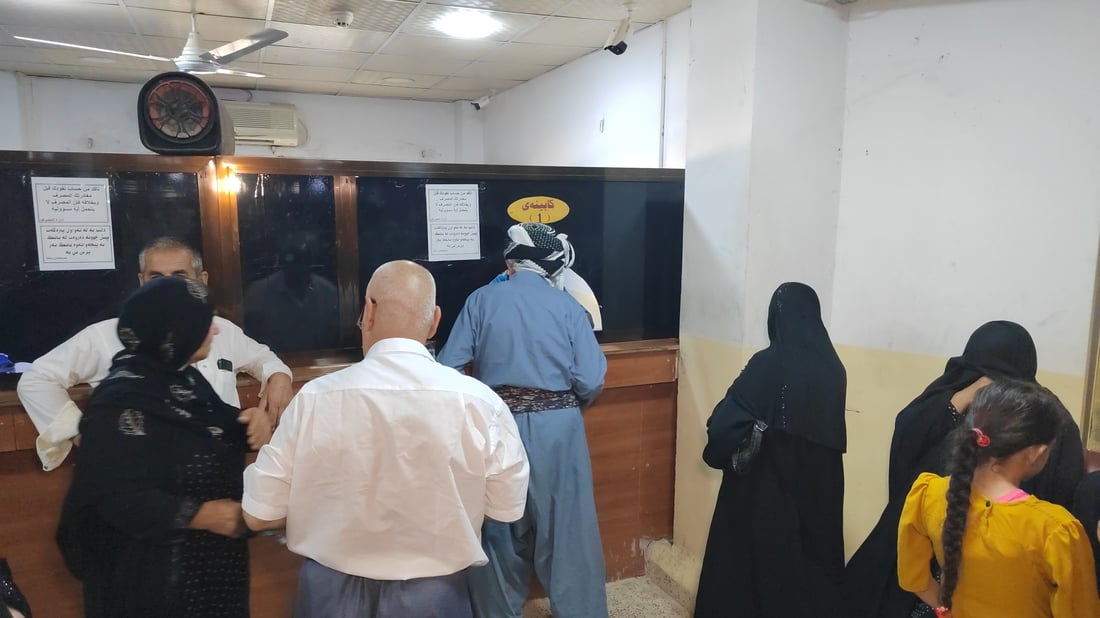 ازدحام في مصارف كردستان مع بدء صرف الوجبة الأولى من رواتب شهر أيار