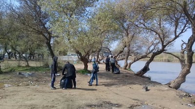كركوك: الحكومة والناس ينظفون بساتين آلتون كوبري بعد يوم مزدحم بالسواح (صور)