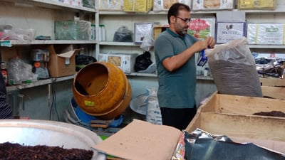 صور: خلطة “صباح أبو الشاي” تجعله الأشهر في سوق العبيدي.. وزبائنه من كل بغداد