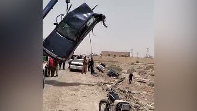 فيديو: “كراون” تنشطر نصفين بعد اصطدامها بـ”برادو” شمال البصرة
