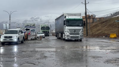 100 شاحنة تعبر من أربيل نحو إيران.. معبر حاجي عمران عاد للعمل
