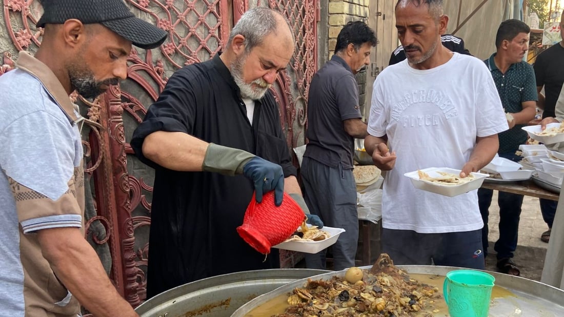 صور: طوابير أمام بيت أبو سجاد في الأبلة.. يوزع المسموطة على الناس من قِدر عملاق