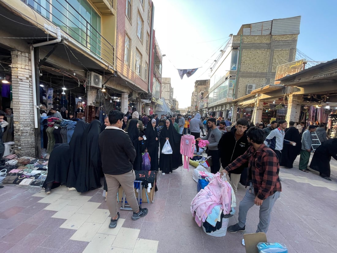 إنه أكثر مكان إثارة للمتاعب.. بلدية النجف في كر وفر مع بسطات شارع الصادق