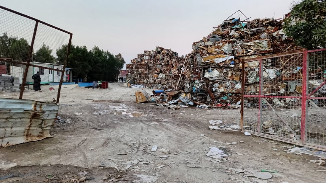 صور: المشهد السيء عند مدخل حي المشاتل لن يستمر.. أمانة بغداد تنذر أهل السكراب