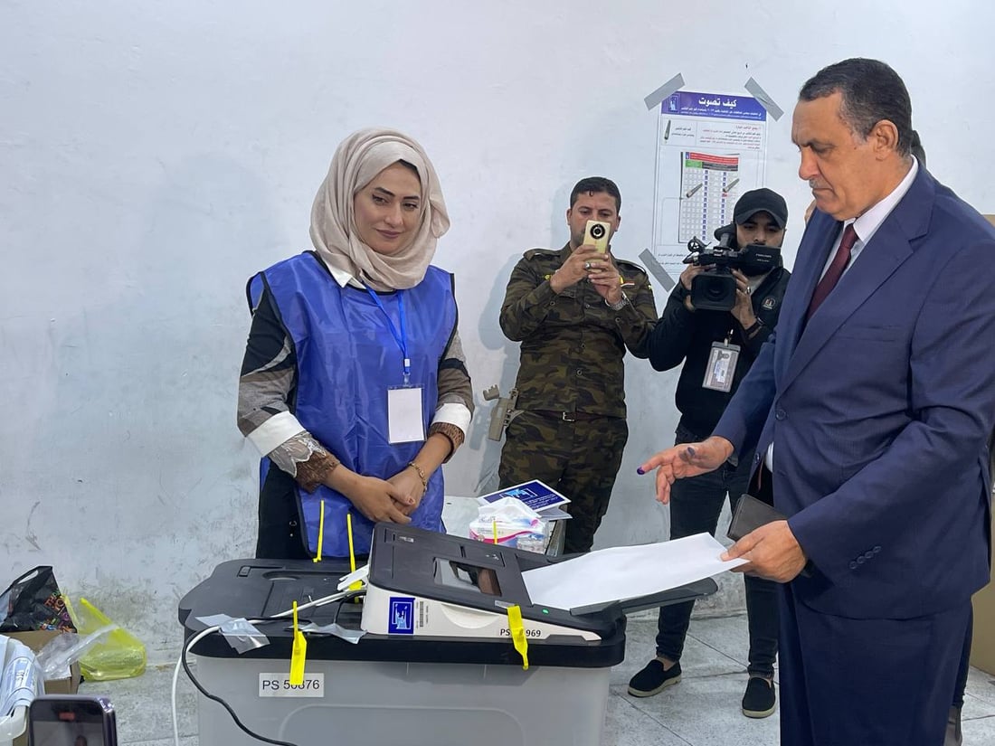 صور: محافظ كركوك يدلي بصوته في مدرسة “الكندي”