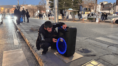 ئەو بەخشراوەی شەقامەکانی پڕ کردووە لە گۆرانی شاد
