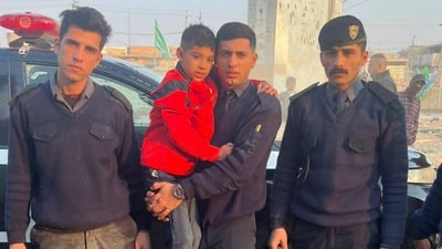 صور: نجدة غماس تنقذ طفلاً سقط في “منهولة” أثناء عودته من المدرسة