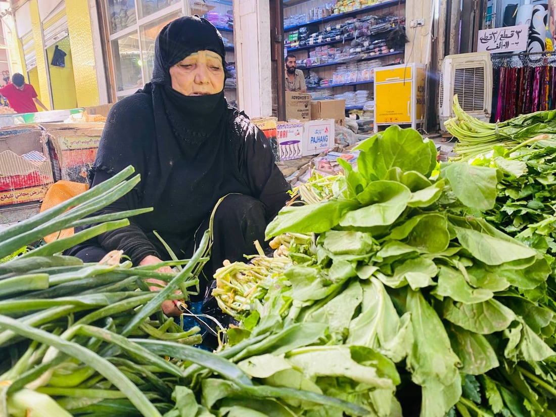 إنه الخريف يا باعة “الخضرة”.. العمارة تدبّر الريحان والفجل من بغداد والبصرة (صور)