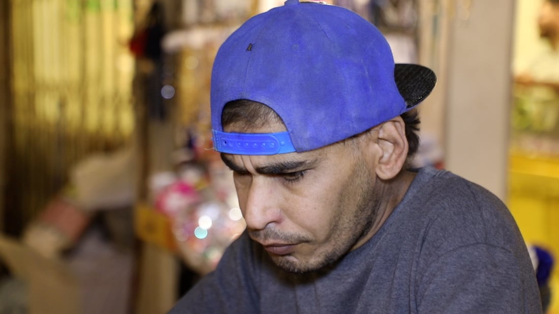 يتواصل بالإشارة ويعادل 5 عمال.. حيدر ينظف سوق الديوانية 4 سنوات بلا راتب (صور)