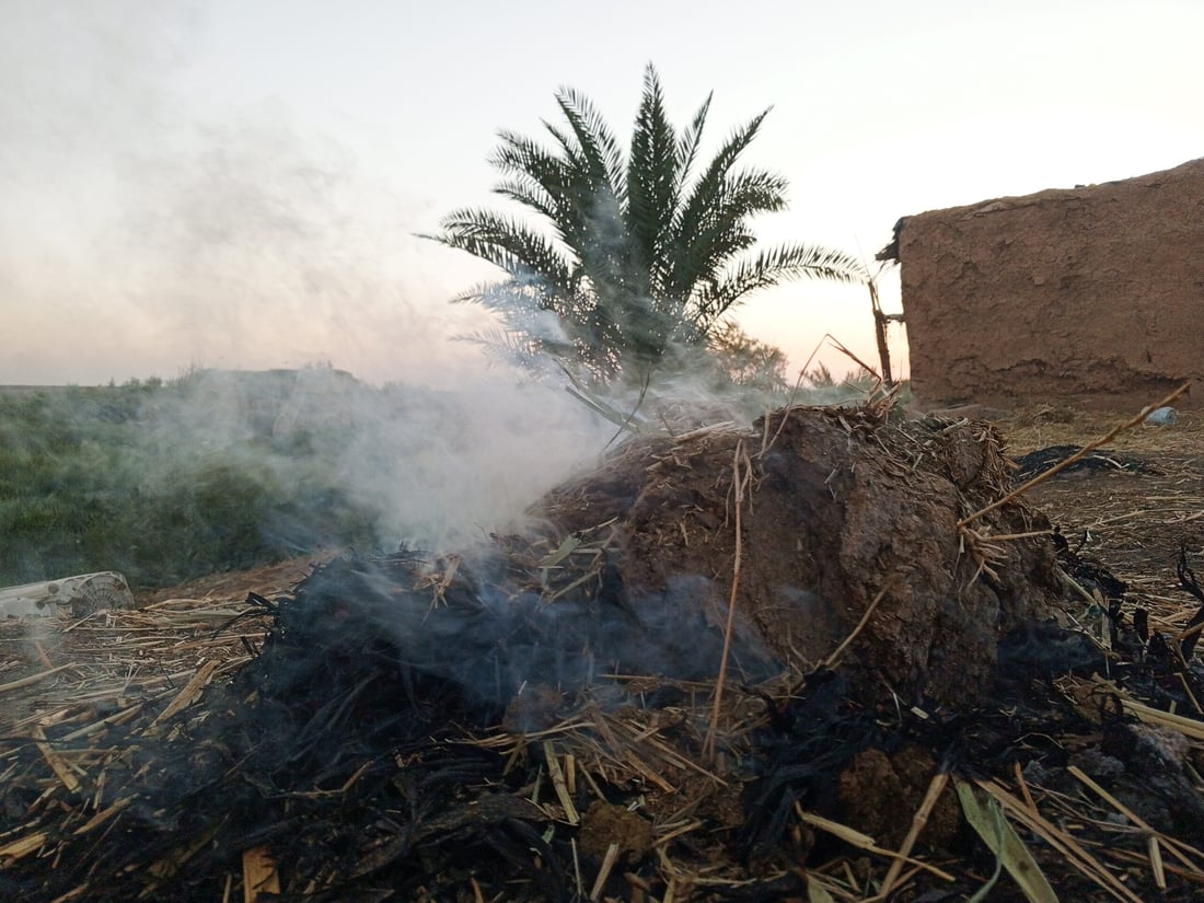 صور توثق مداخن هور الحويزة.. سلاح ضد الغزوات ومهدئ للجاموس