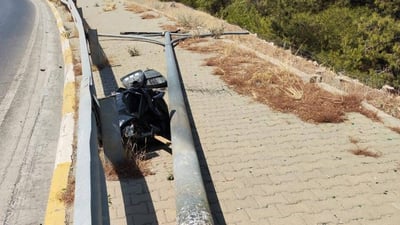 ئۆتۆمبێلێک خۆی كێشا به ستوونێکی رووناکی و كارەباكەى پچڕاند