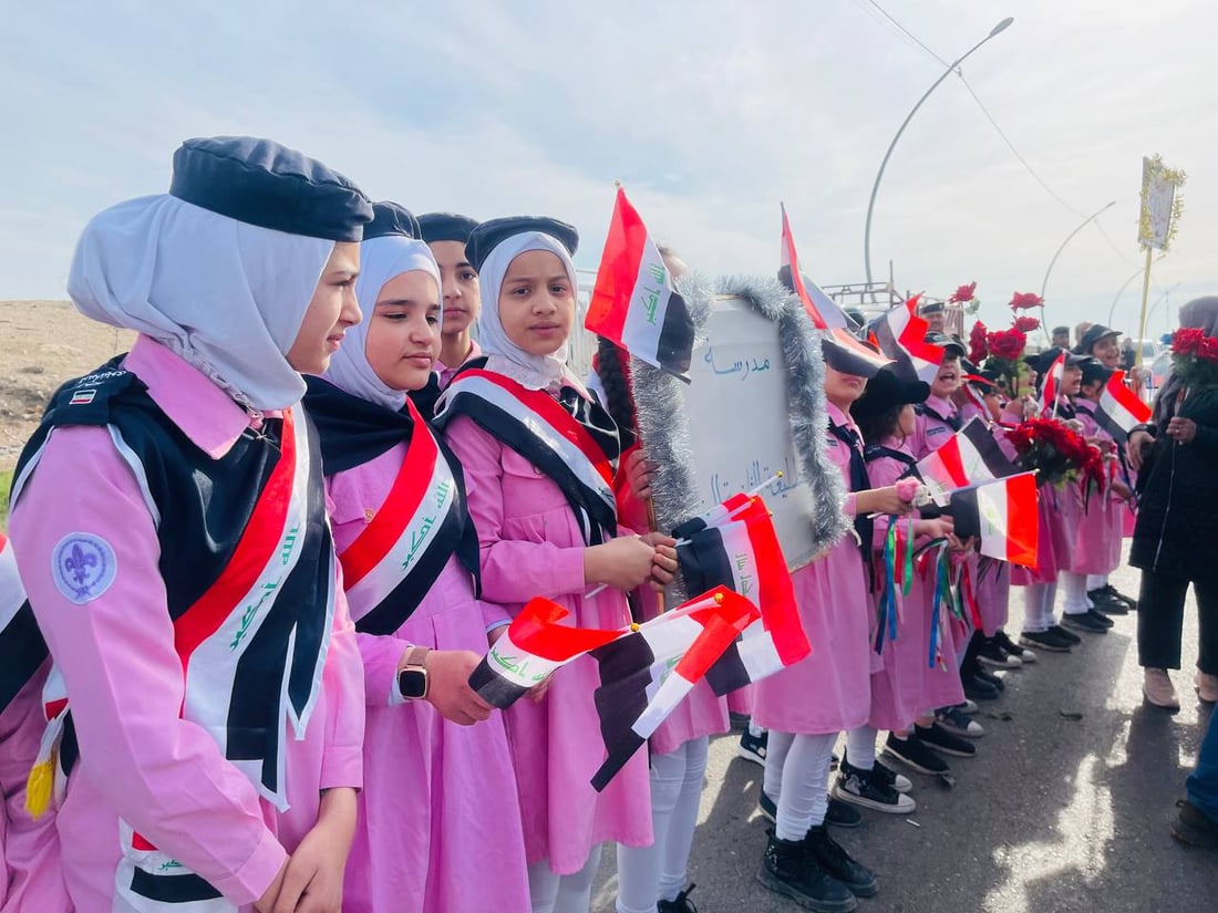 فيديو: كل أزياء نينوى استقبلت باص البصرة الخشبي.. غناء ودبكات لخليجي 25