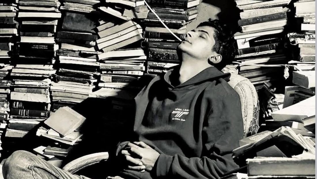 وجد ميتاً على كرسيه بين الكتب.. الموت يخطف الشاعر الشاب حسين ربح في شارع المتنبي