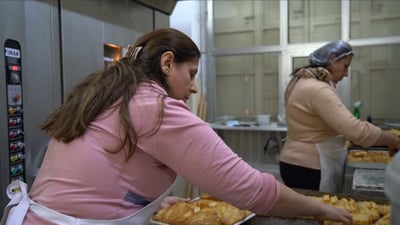 نساء ورجال عائلة “متي” يصنعون الحلوى بحب في برطلة.. والأسعار تراعي السكان
