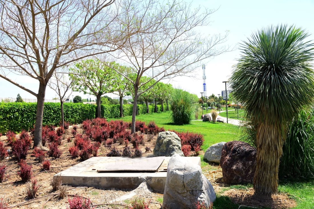 لە هەولێر، 194 باخچە، 22 پاركی گەورە، 22 پشتێنەی سەوزایی، 84 دوورگەناوەندی و 177 دارستان و چەند نەمامگەیەكی شارەوانی و 116 نافوورە هەیە و بەردەوامیش كار لەسەر زیادكردنی ڕێژەی سەوزایی لە شاری هەولێر دەكرێت.