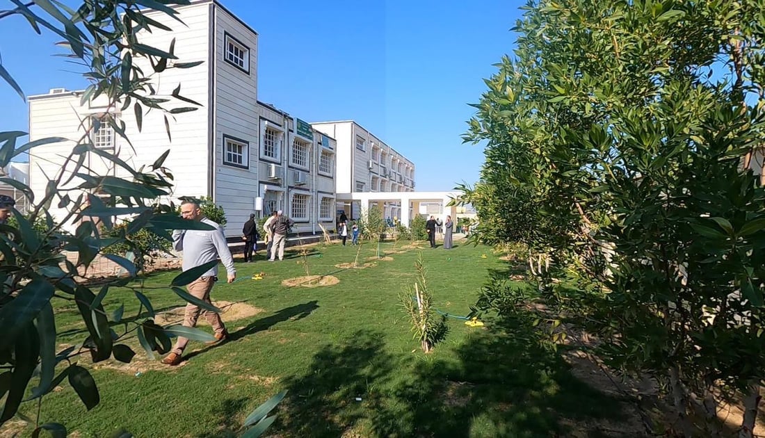 الأطفال سعداء.. عملاق النفط الروسي يزرع مدارس الهوير بالثيل والأشجار (صور)