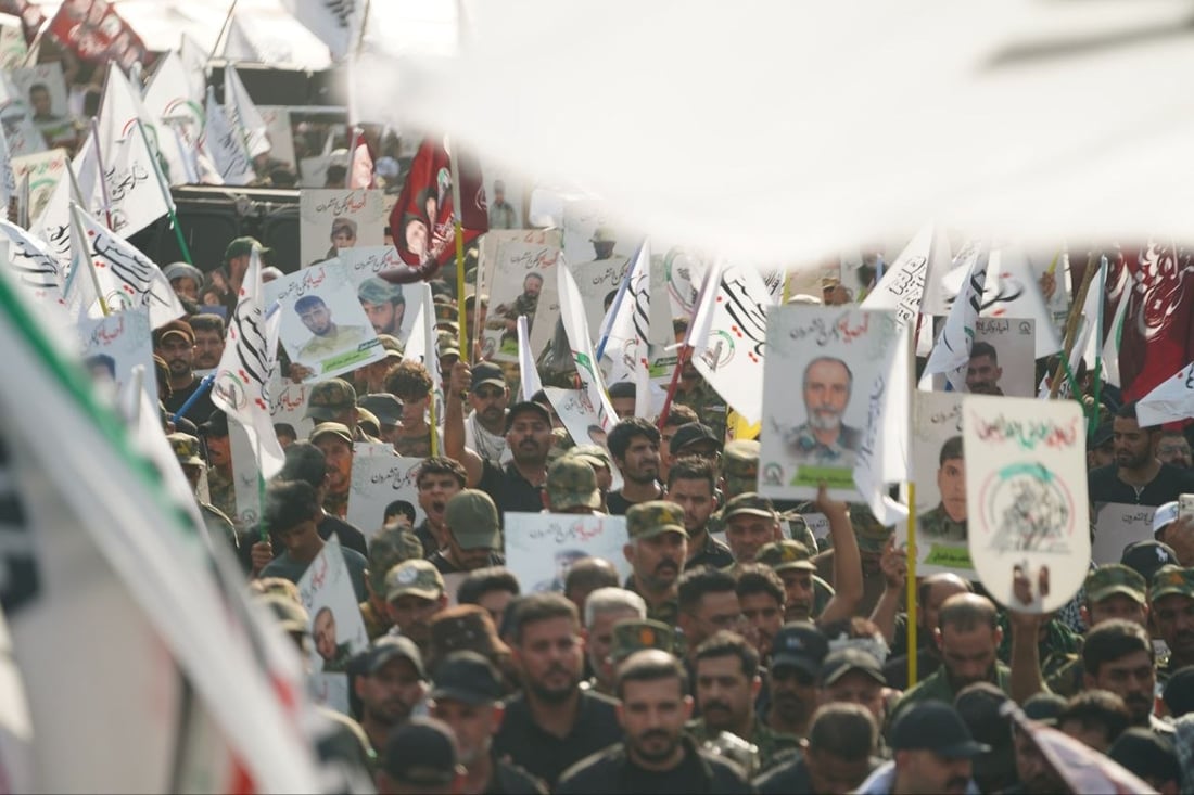 الحشد يرفع بوستر عملاق بين الحرمين: مثلي لا يبايع مثله (فيديو)
